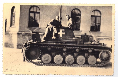 Фото немецких военнослужащих на танке.
