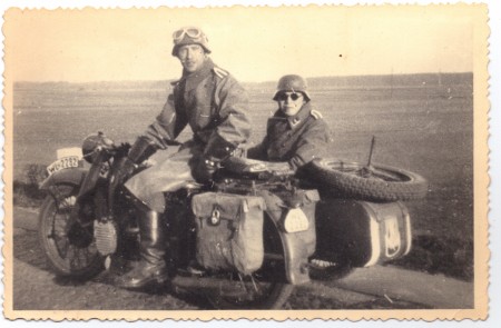 Фото немецких военнослужащих на мотоцикле.