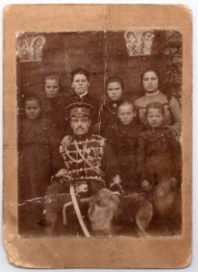 Фото гусара Лейб-гвардии Гродненского гусарского полка с детьми.