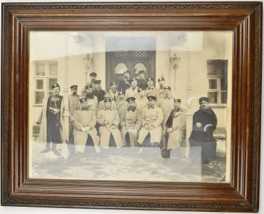 Групповое фото гвардейских и армейских офицеров.