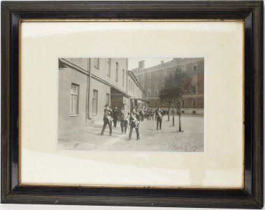 Групповое фото "Николай II выходит из казарм Гвардейского Экипажа" на празднование 200 лет Гвардейскому Экипажу, до 1908 года.