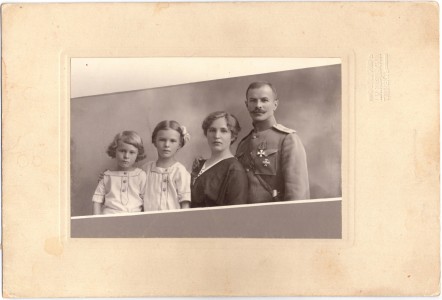 Фотография георгиевского кавалера, капитана РИА, с семьей.
