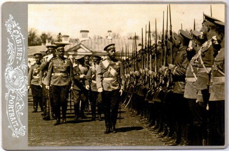 Император Николай II и генерал-майор Н.М. Кисилевский обходят строй Лейб-гвардии Измайловского полка.